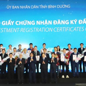 Bình Dương trao giấy chứng nhận đăng ký đầu tư cho các doanh nghiệp